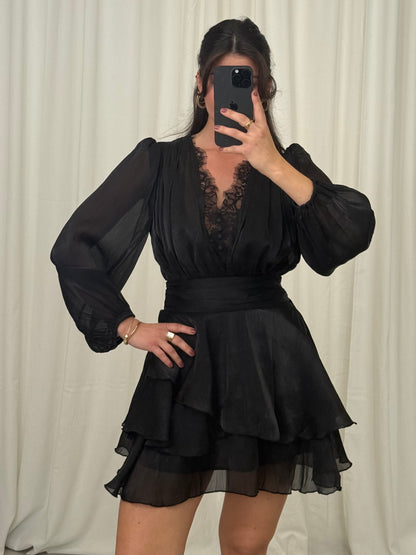 GLÄNZENDES KLEID SELENA MIT SPITZE UND VOLANTS – Miss Nova Damenmode