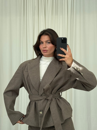 TAILLIERTE BLAZER-JACKE MIT BINDEGÜRTEL TAUPE