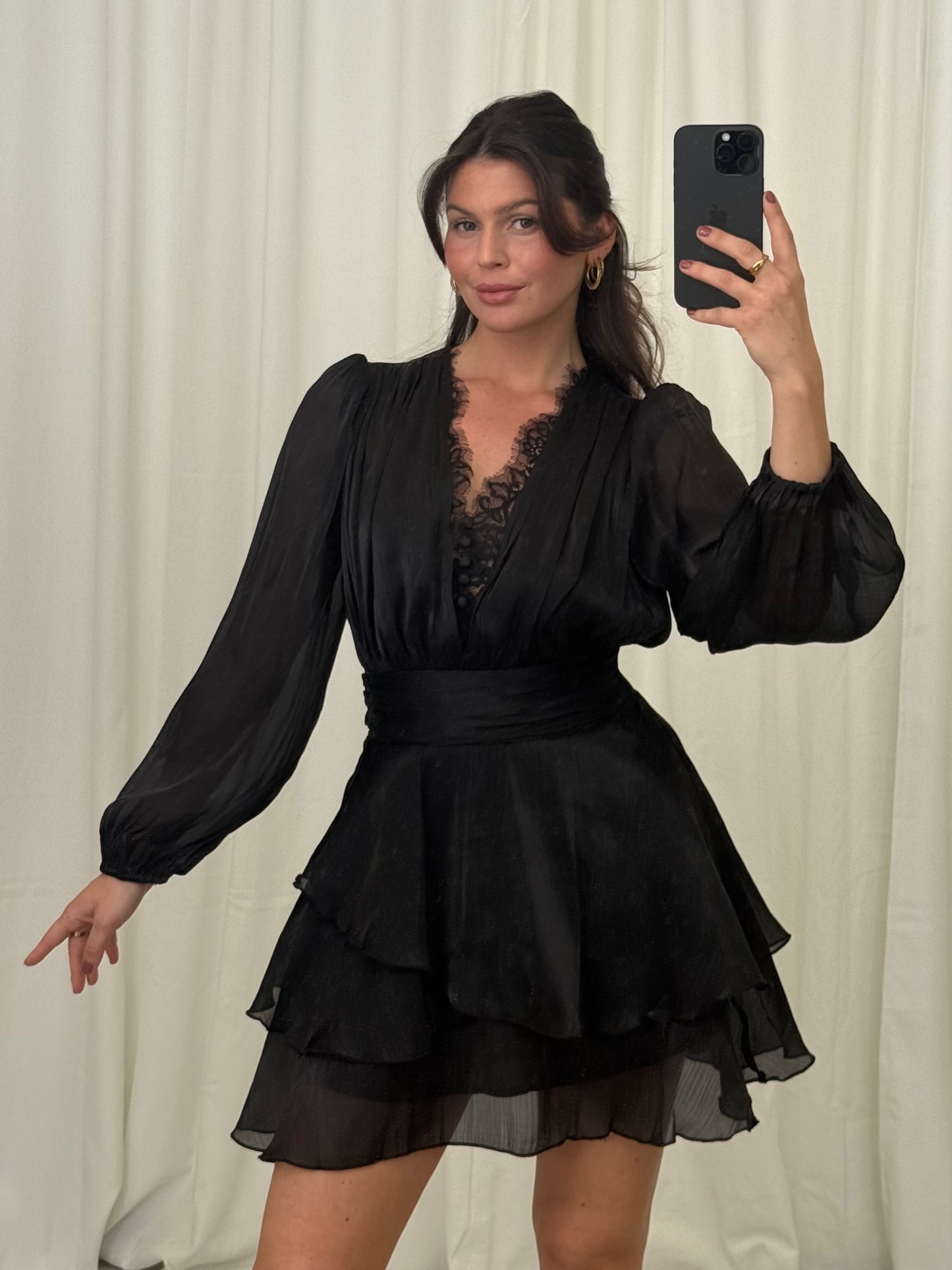GLÄNZENDES KLEID SELENA MIT SPITZE UND VOLANTS – Miss Nova Damenmode