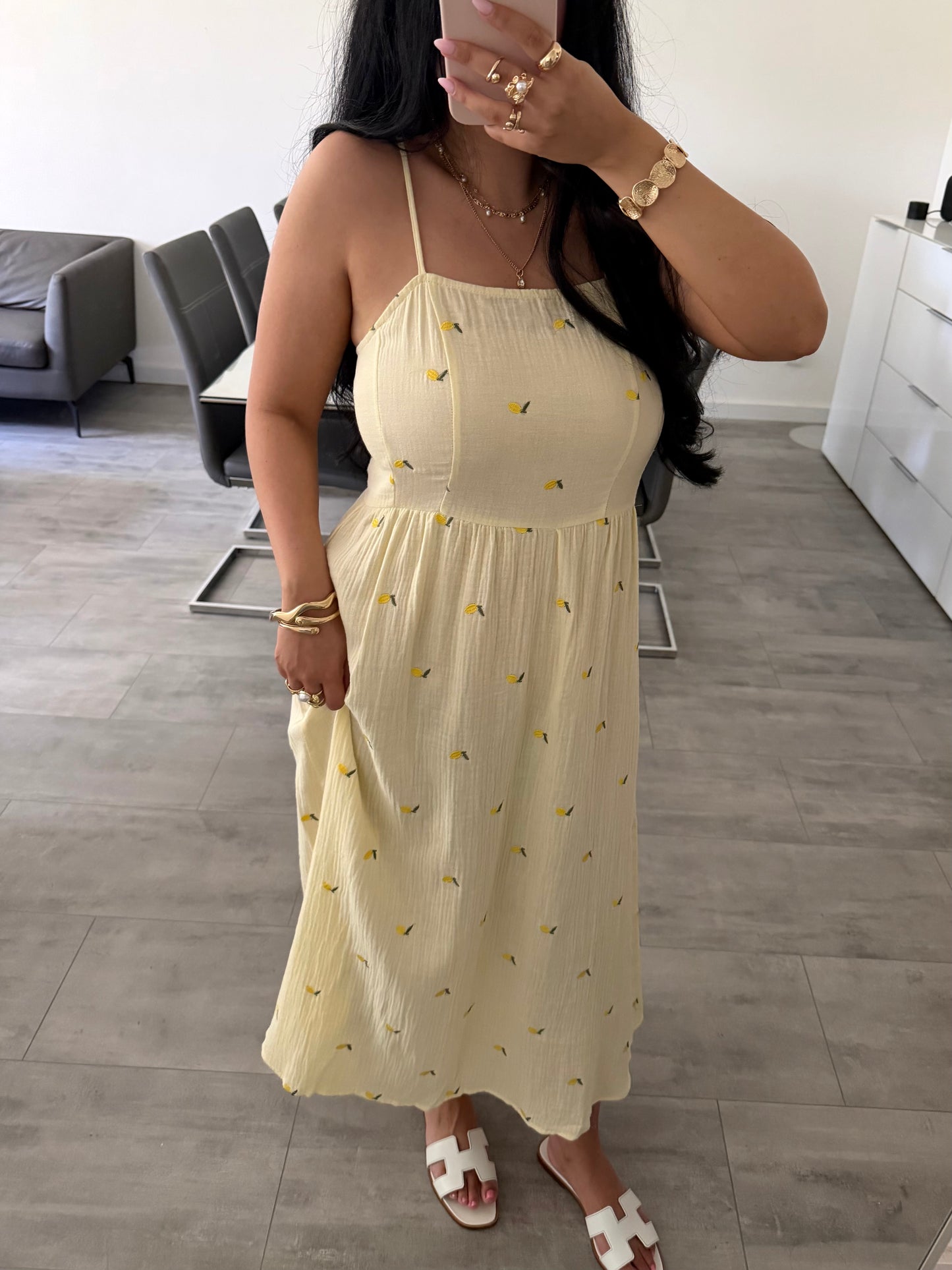 MUSSELIN KLEID MIT BESTICKTEN ZITRONEN GELB
