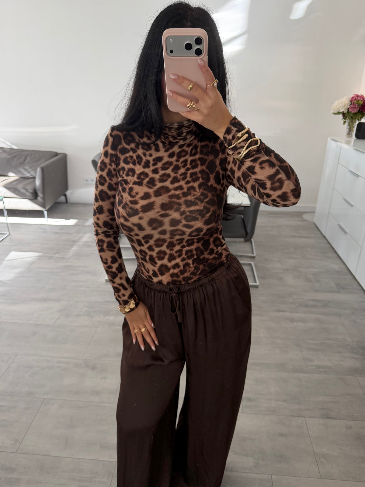 VISKOSE-KASCHMIR LONGSLEEVE MIT ROLLKRAGEN UND LEOPRINT