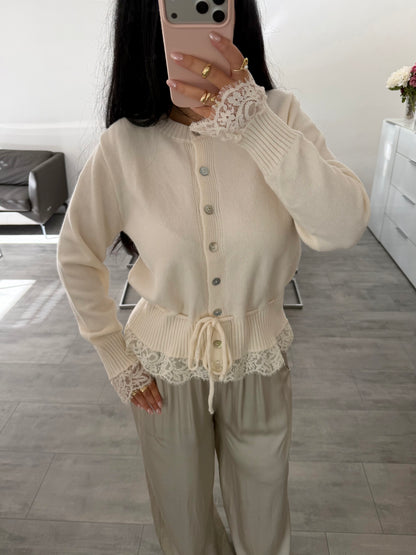 CARDIGAN HAILEY MIT SPITZE UND TAILLENZUG