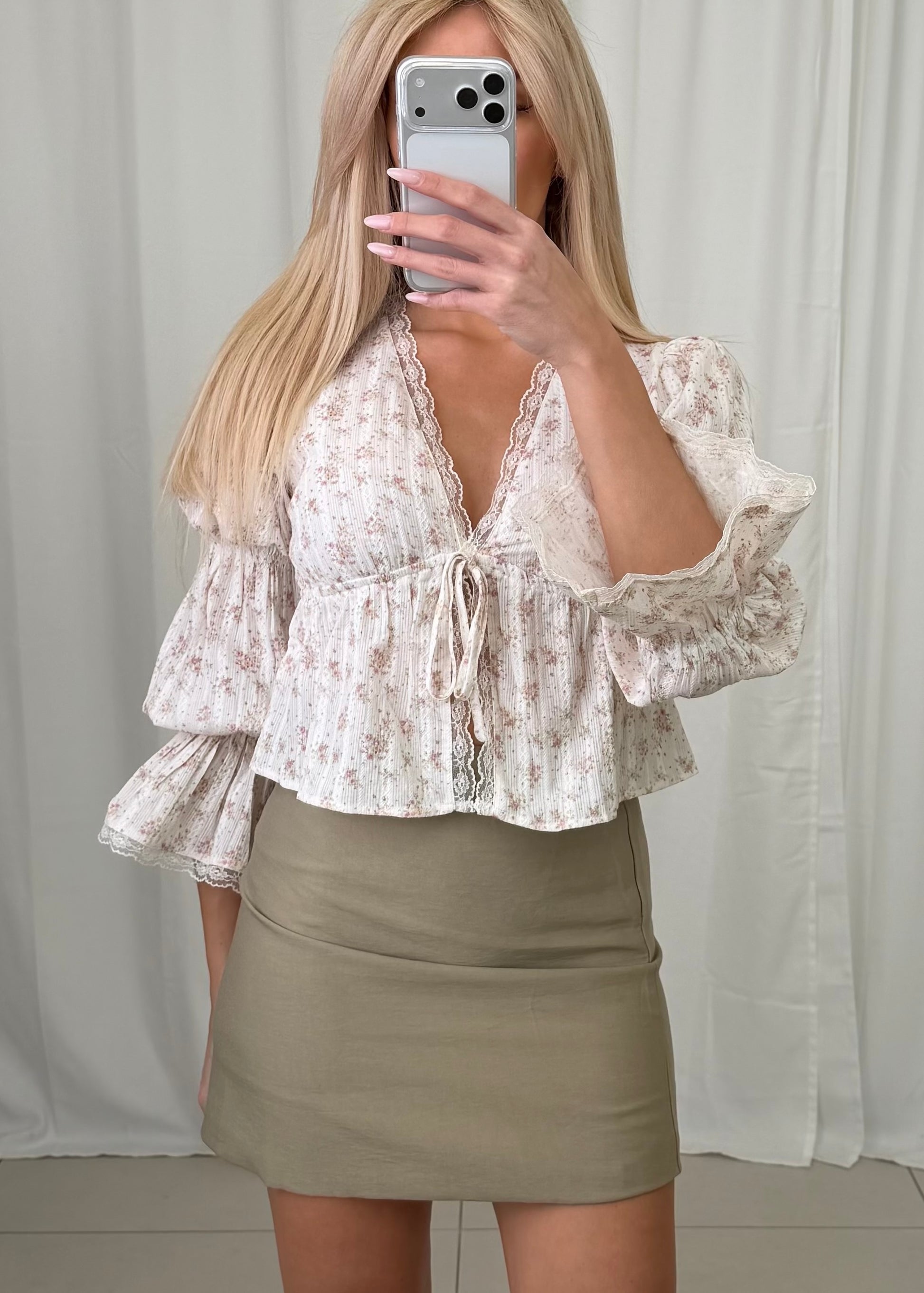 FLORALE BAUMWOLLBLUSE ELEONORA MIT SPITZE – Miss Nova Damenmode