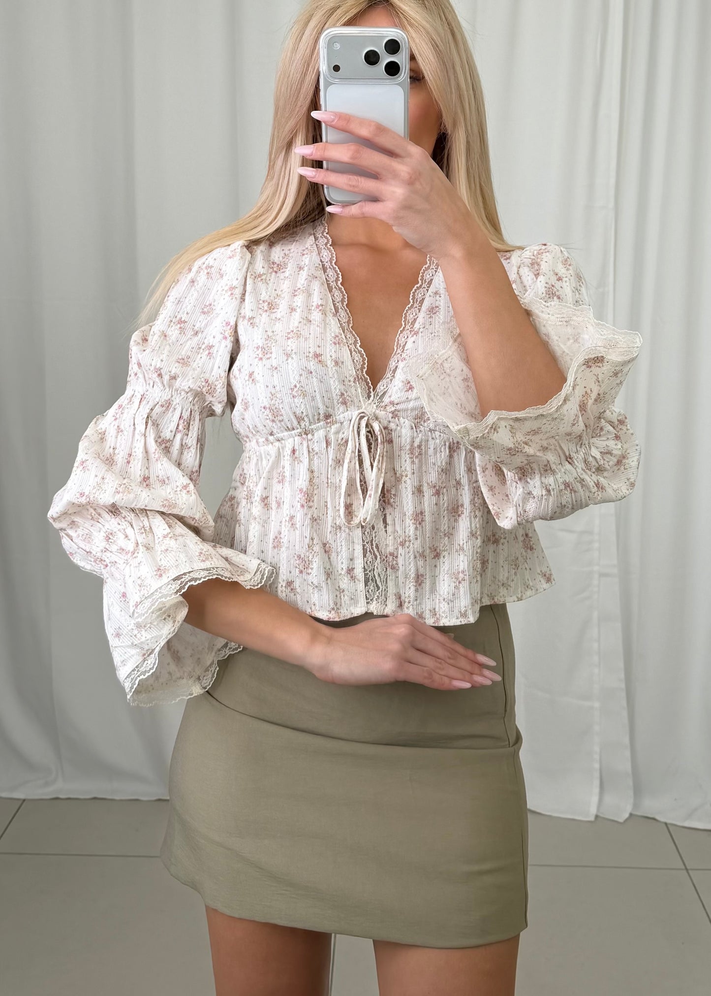 FLORALE BAUMWOLLBLUSE ELEONORA MIT SPITZE – Miss Nova Damenmode
