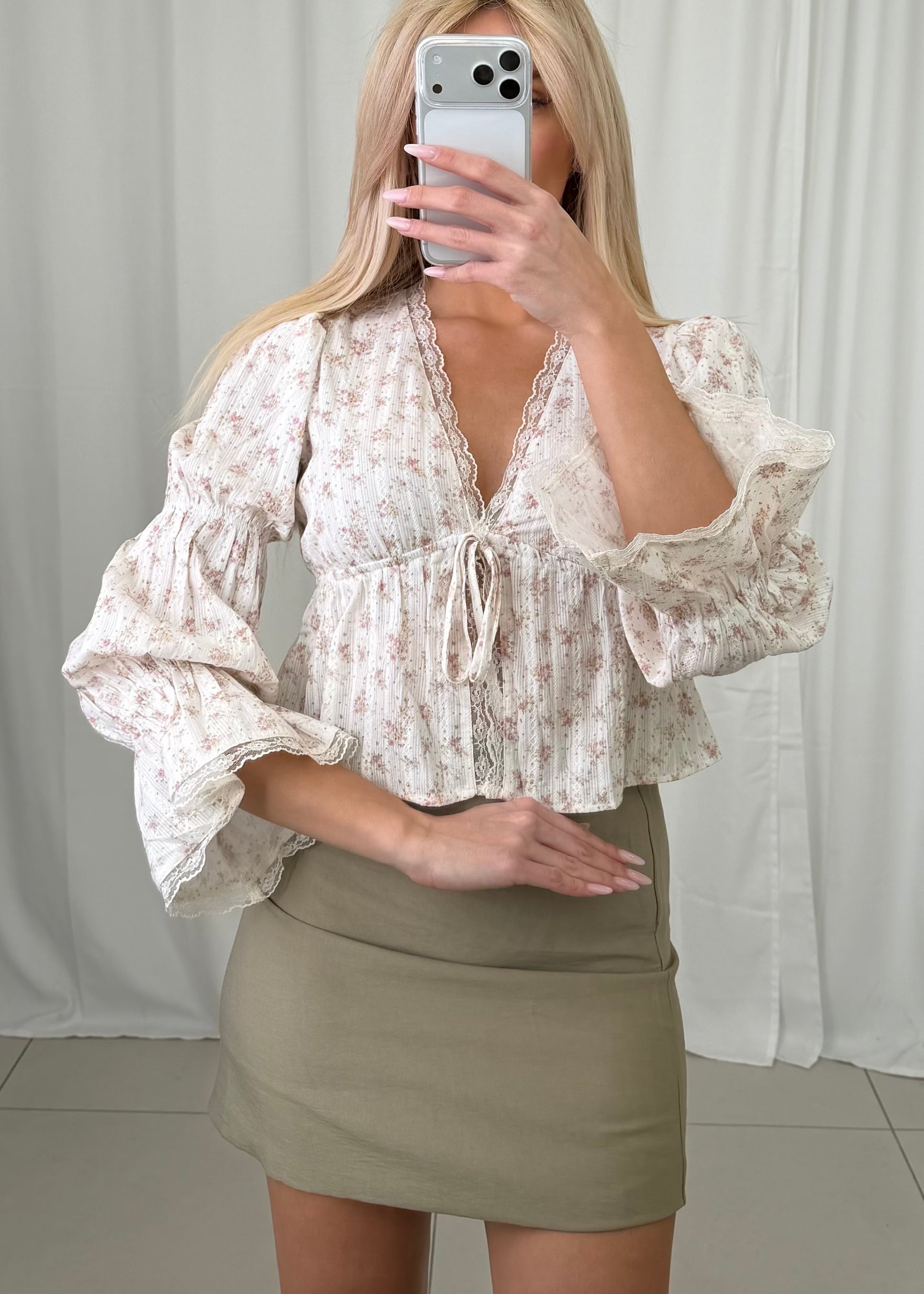 FLORALE BAUMWOLLBLUSE ELEONORA MIT SPITZE – Miss Nova Damenmode