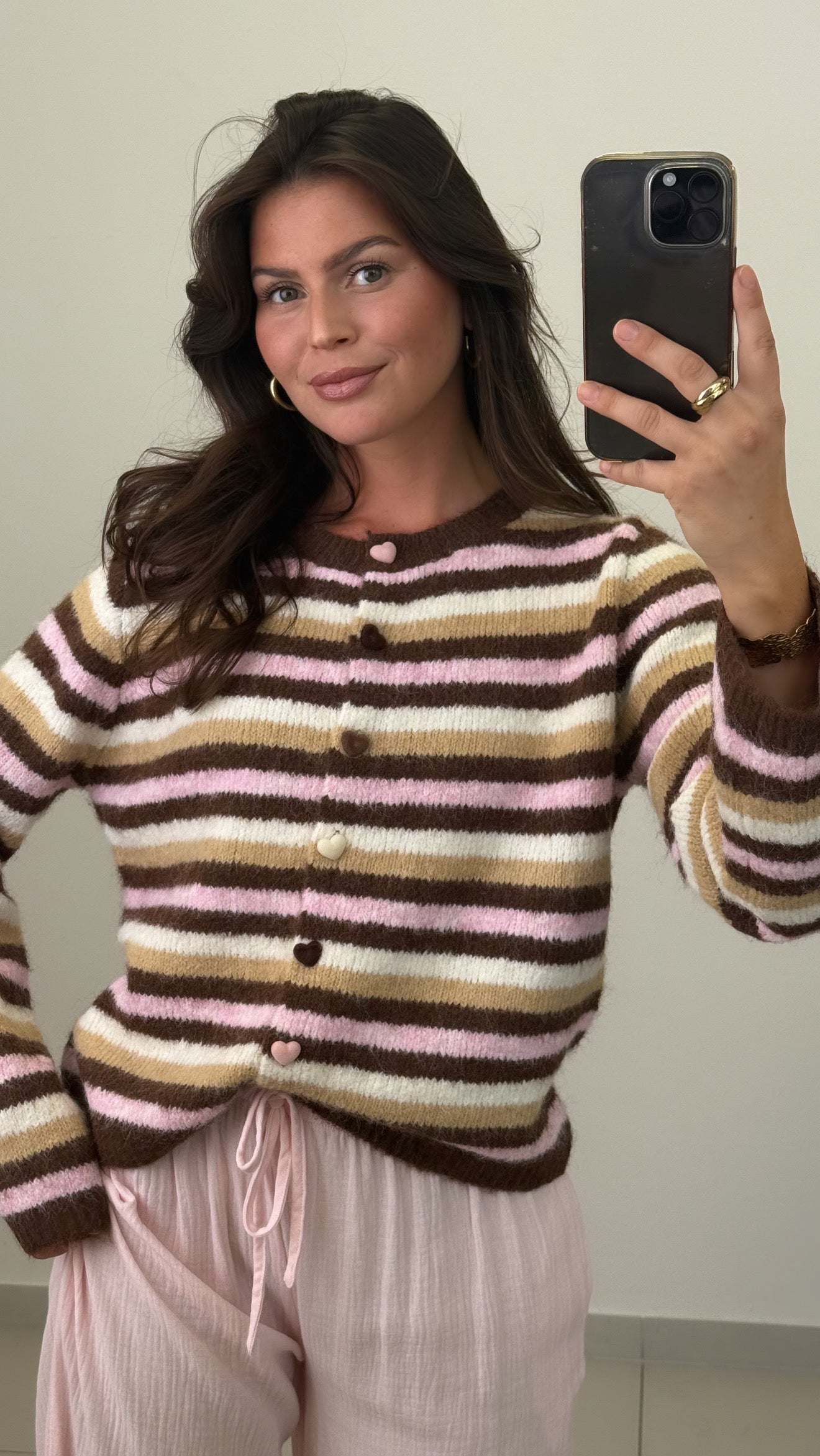 CARDIGAN MAVIE MIT SAMT HERZKNÖPFEN – Damenmode bei Miss Nova