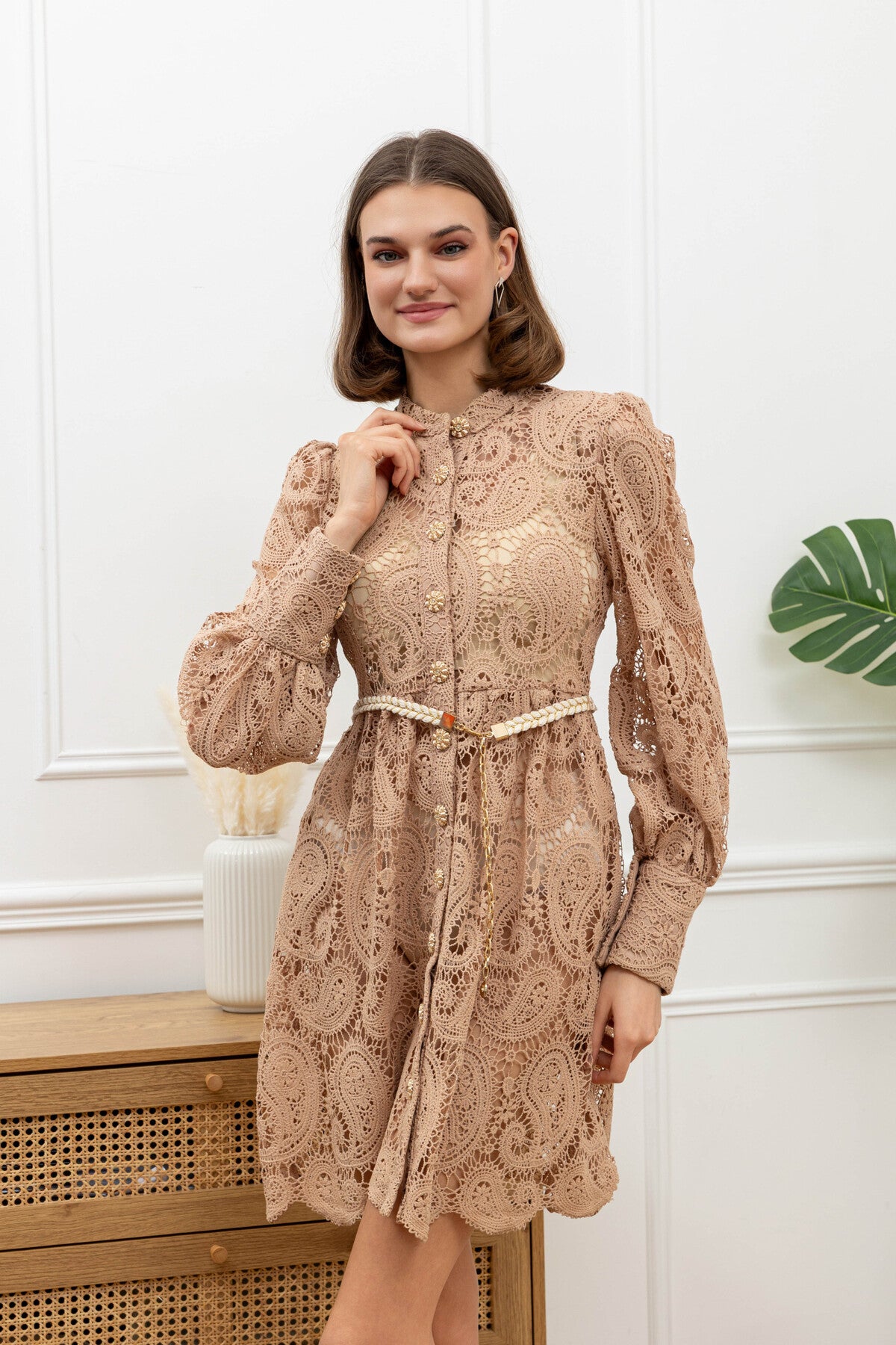SPITZENKLEID ANISA BEIGE – Miss Nova Damenmode