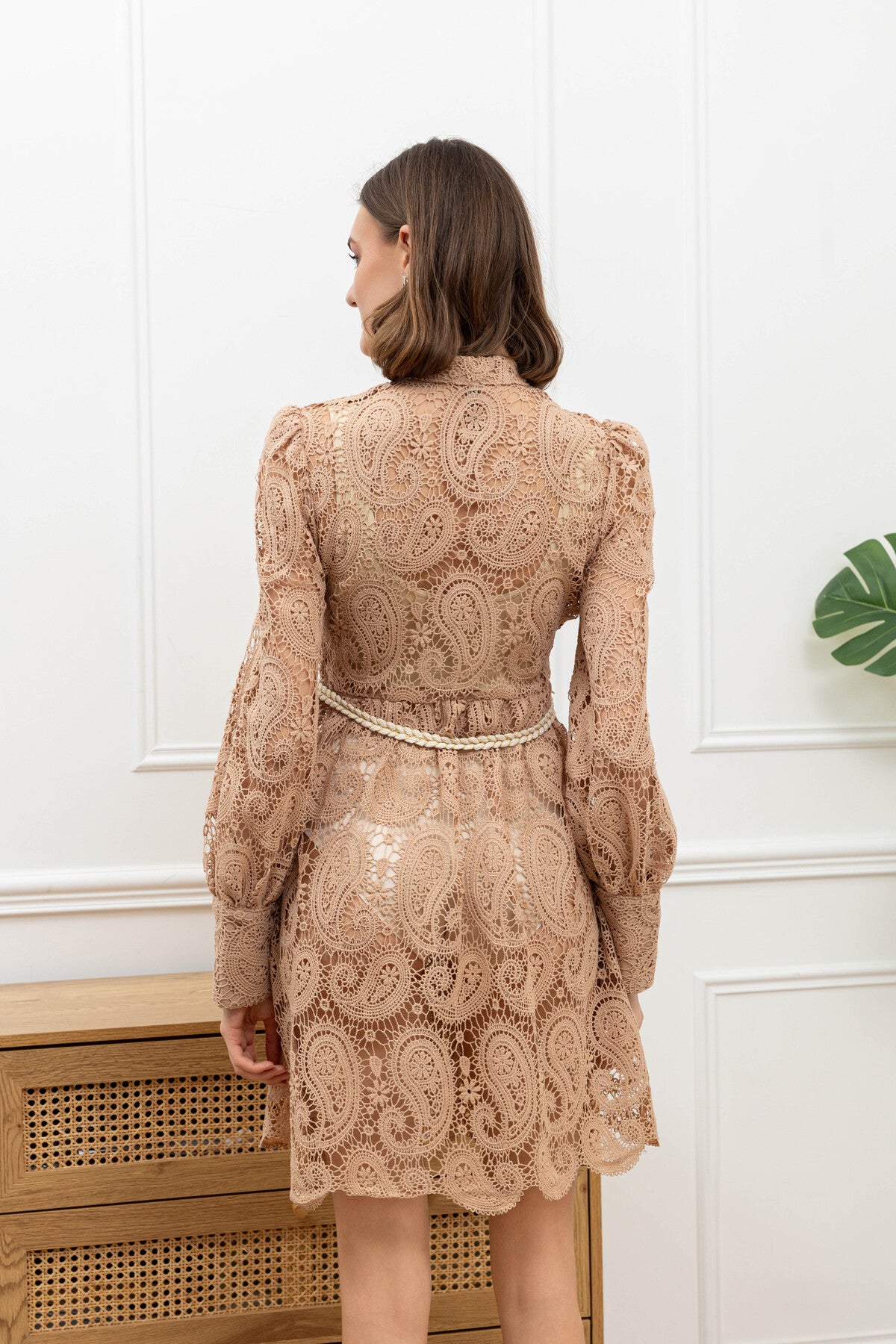 SPITZENKLEID ANISA BEIGE – Miss Nova Damenmode