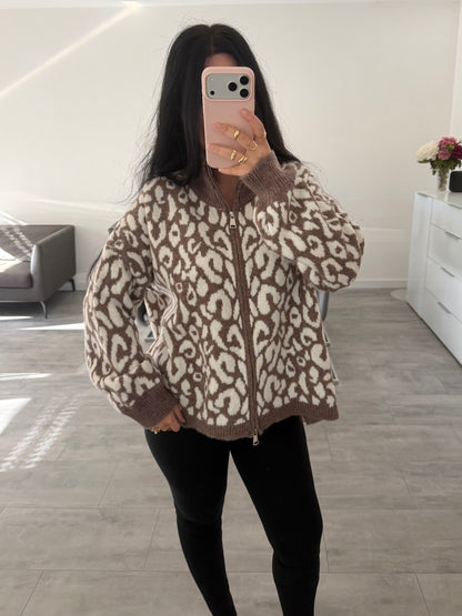 OVERSIZE DOUBLE-ZIP STRICKJACKE LEOPRINT