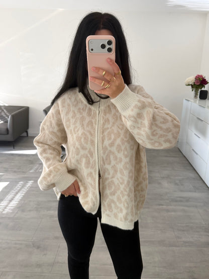 OVERSIZE DOUBLE-ZIP STRICKJACKE LEOPRINT