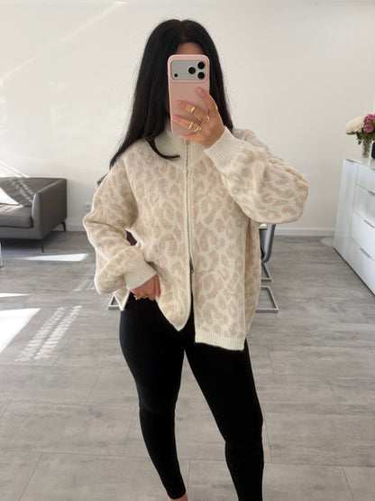 OVERSIZE DOUBLE-ZIP STRICKJACKE LEOPRINT