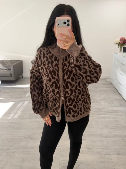 OVERSIZE DOUBLE-ZIP STRICKJACKE LEOPRINT